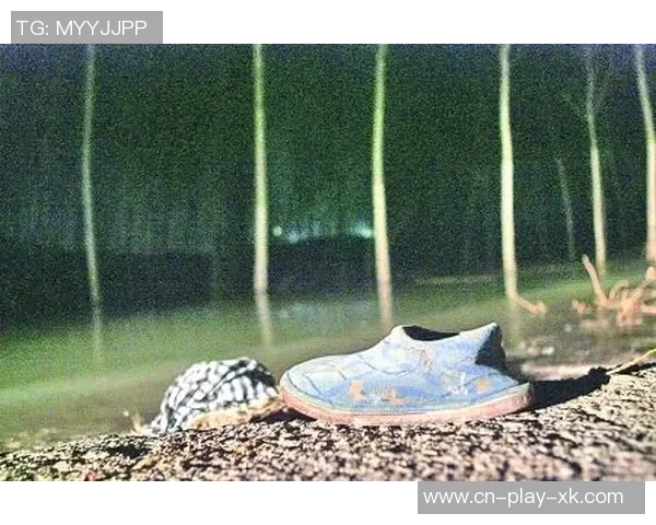 大球后退失足鞋子滑落意外摔倒引发全场哄笑的囧事 大球后退失足鞋子滑落意外摔倒引发全场哄笑的囧事