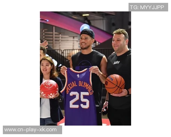 布克与中文布克合影互动投篮视频引发球迷热议