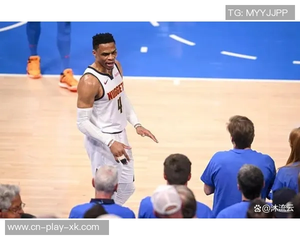 威少训练馆挥汗如雨新赛季去向仍悬而未决引发球迷热议 威少训练馆挥汗如雨新赛季去向仍悬而未决引发球迷热议