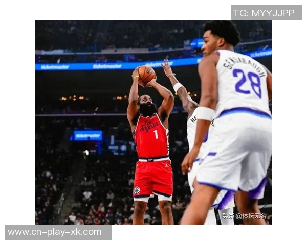 莱昂纳德全场表现出色19投11中砍下33分5篮板5助攻3抢断1盖帽正负值高达31